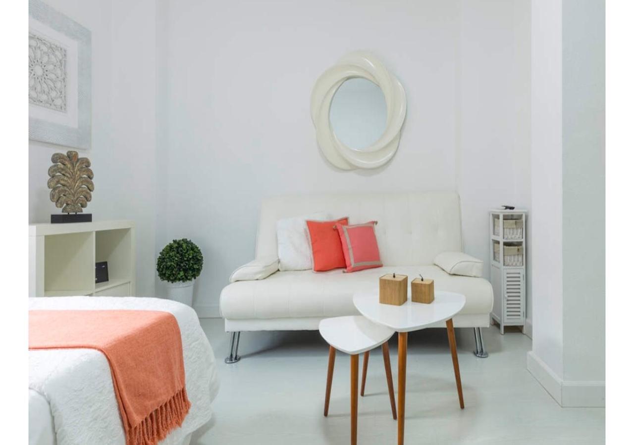 Lovely Studio At The City Heart! Малага Екстериор снимка