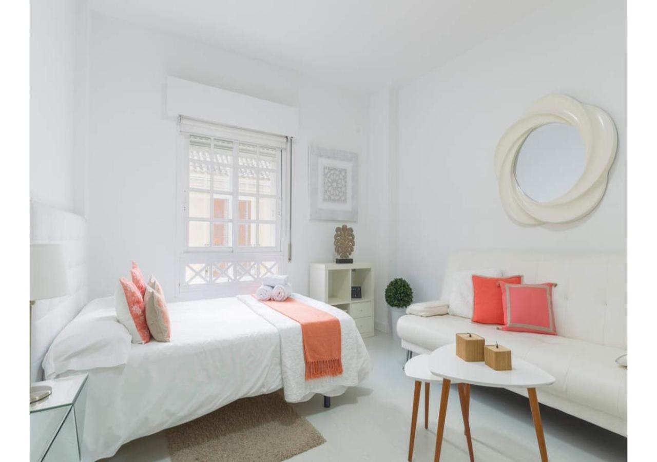 Lovely Studio At The City Heart! Малага Екстериор снимка