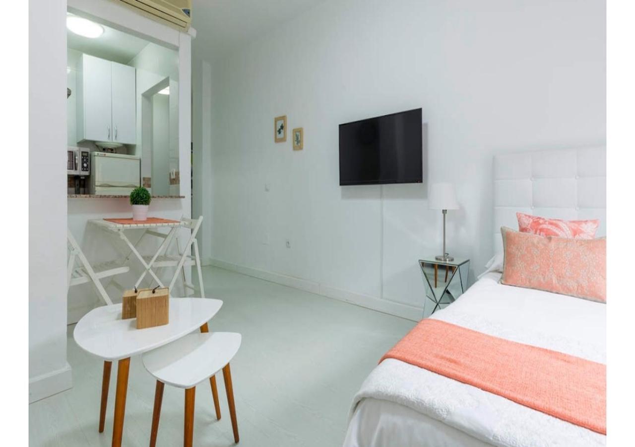Lovely Studio At The City Heart! Малага Екстериор снимка